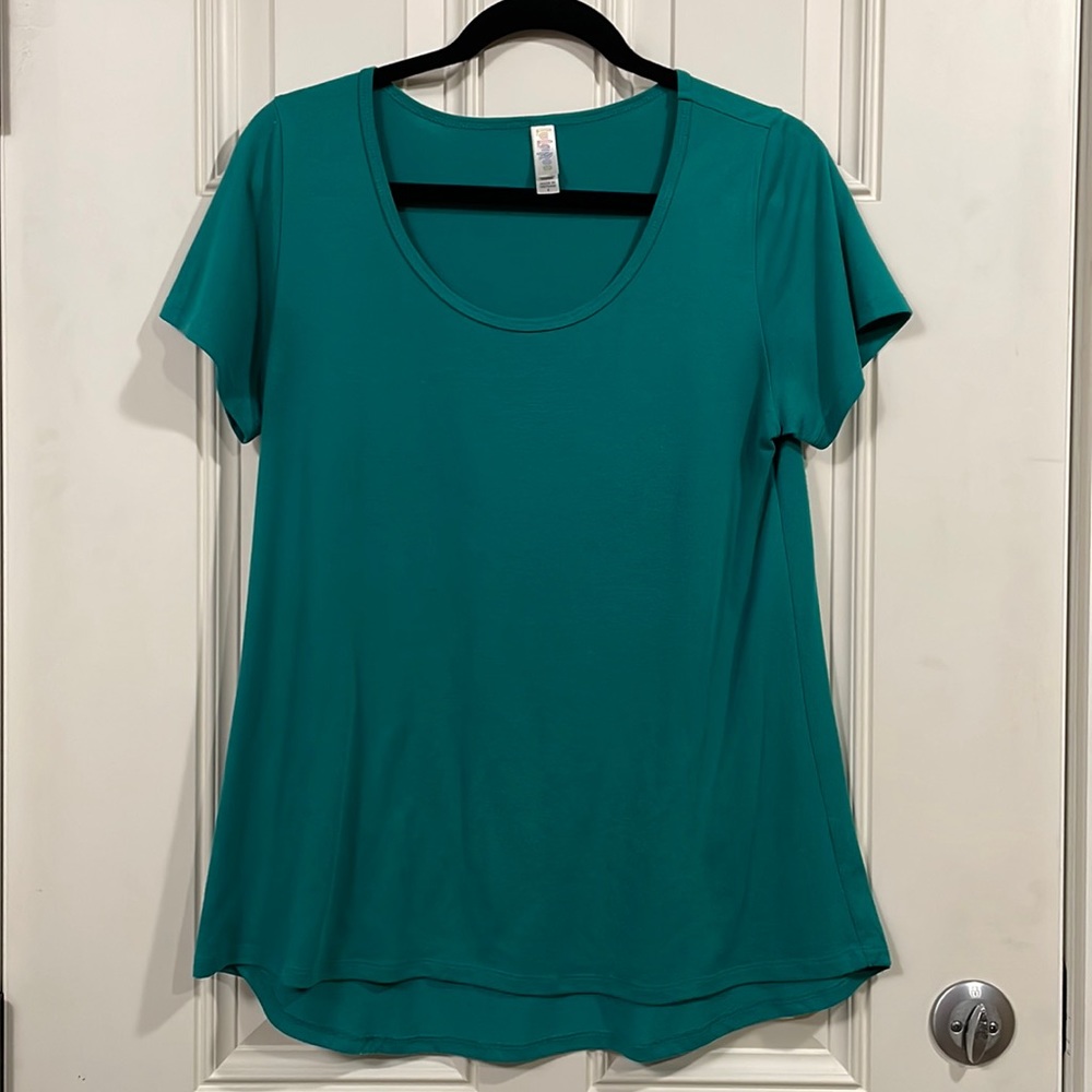 LuLaRoe basic tee in bright solid teal. Size s small. Slight pulling. GUC.